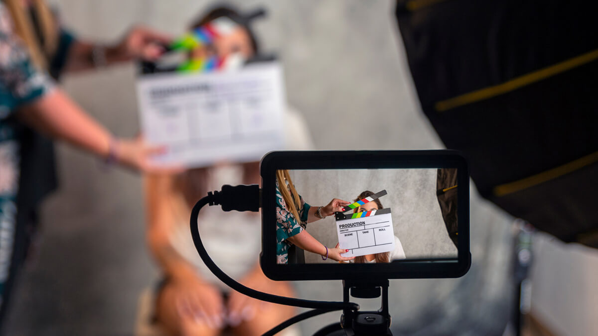 Jóvenes grabando un cortometraje con celular