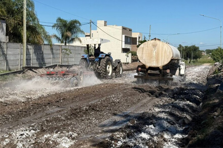 Personal municipal de Avellaneda realiza trabajos de preparación de suelo y estabilización con cal para la pavimentación en Barrio América.