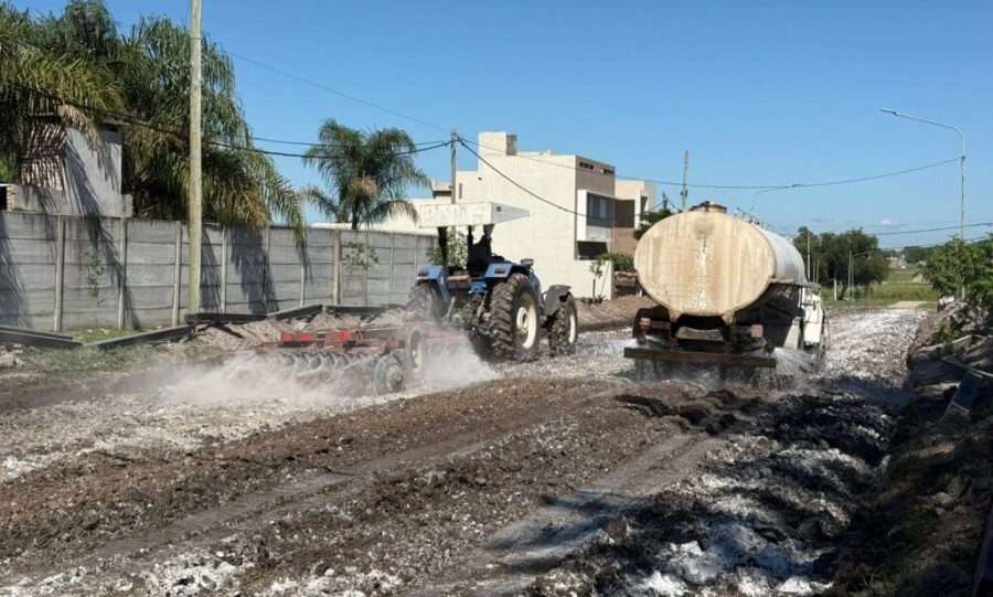 Maquinaria y personal municipal de Avellaneda trabajando en la preparación del suelo sobre Calle 103 de Barrio América, como parte del plan de pavimentación urbana.