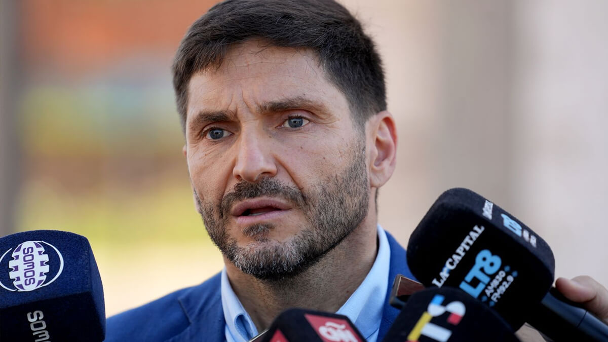 Gobernador Maximiliano Pullaro realizando declaraciones sobre los cambios en el Gobierno nacional y el diálogo con las provincias