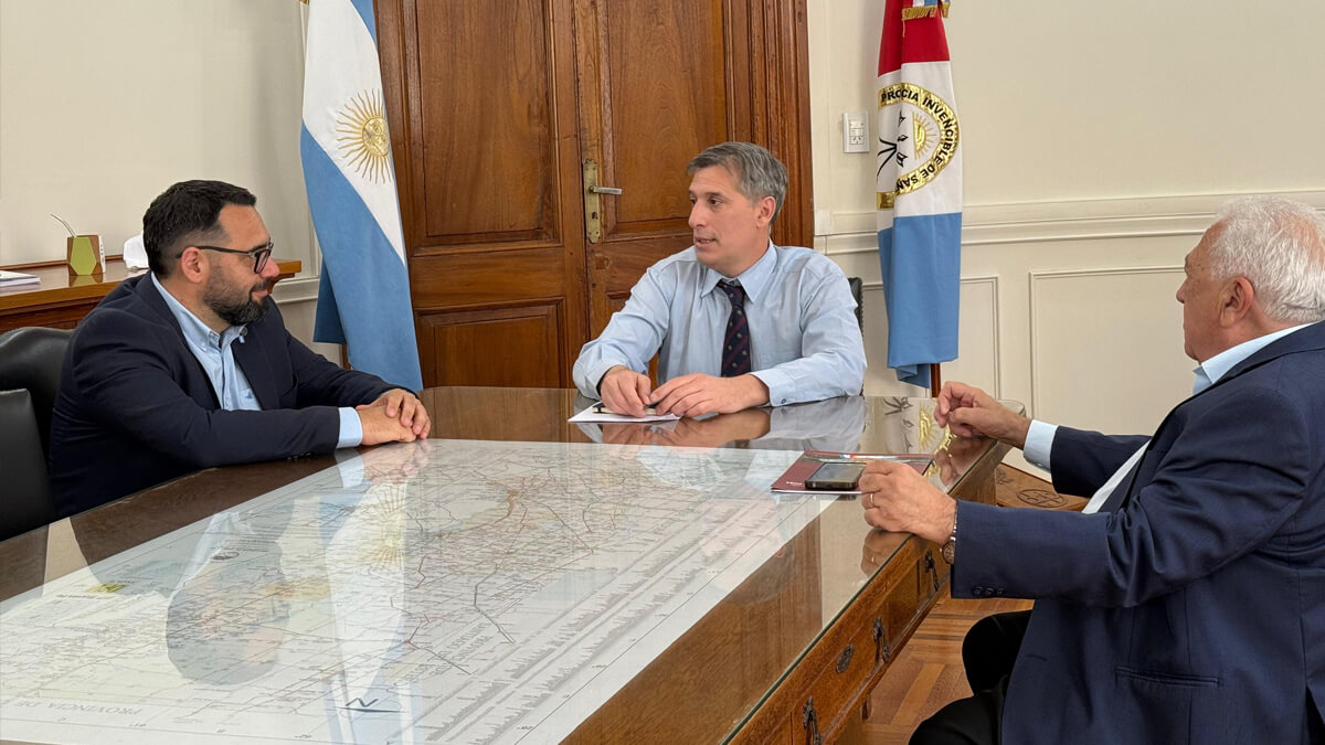 Sergio Chiqui Rojas reunido con el ministro Pablo Olivares y el senador Osvaldo Sosa gestionando obras y energía para el departamento Vera Santa Fe