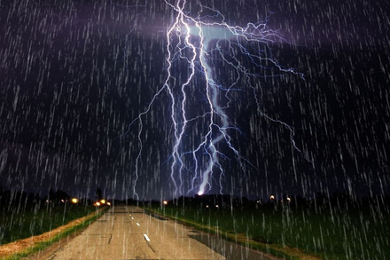 Cielo tormentoso con lluvia, rayos y nubes oscuras