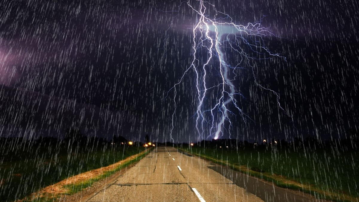 Cielo tormentoso con lluvia, rayos y nubes oscuras