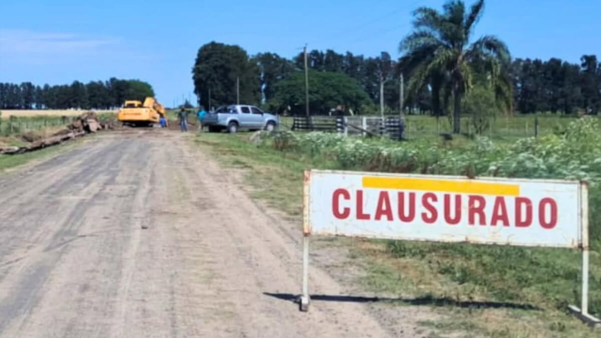 Camino clausurado por obras en la Ruta Provincial 298-s con maquinaria trabajando en la construcción del puente en Guadalupe Norte