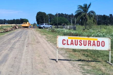 Camino clausurado por obras en la Ruta Provincial 298-s con maquinaria trabajando en la construcción del puente en Guadalupe Norte