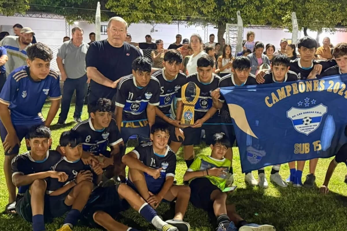 Jóvenes de Las Garzas junto al presidente comunal Walter Sánchez durante la premiación del Torneo de Fútbol Infantil del Norte Sub 15