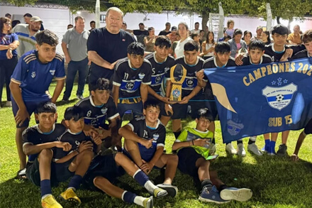Jóvenes de Las Garzas junto al presidente comunal Walter Sánchez durante la premiación del Torneo de Fútbol Infantil del Norte Sub 15