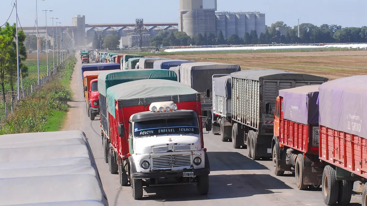 Cola de camiones esperando ingresar a los puertos santafesinos sobre la ruta del cordón industrial