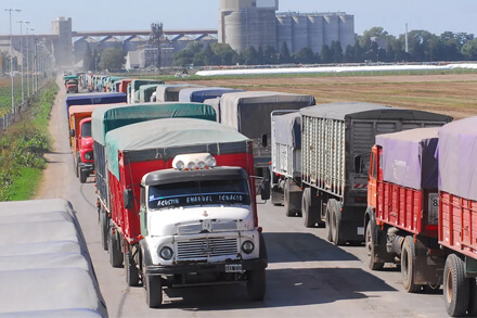 Cola de camiones esperando ingresar a los puertos santafesinos sobre la ruta del cordón industrial