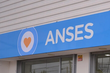 Frente de oficina de ANSES en Argentina — nuevos montos jubilaciones noviembre 2025