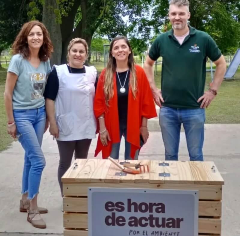a presidente comunal Carolina Gómez junto a docentes y capacitador en el taller de compostaje en Cacique Ariacaiquín, Santa Fe