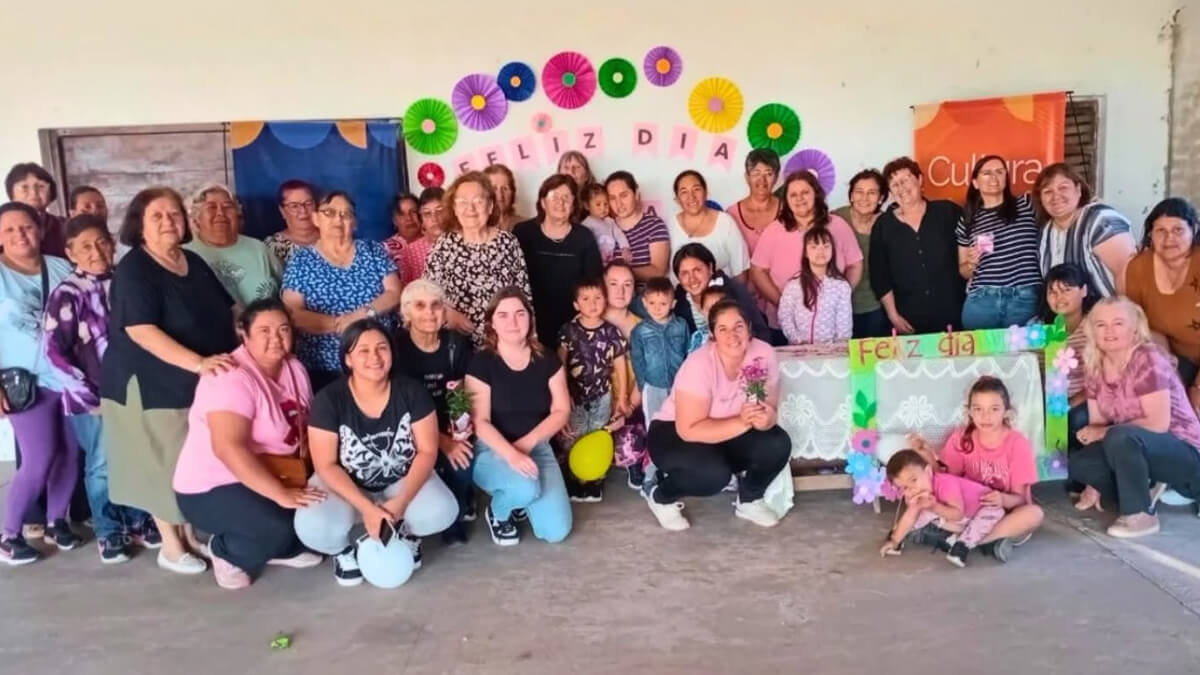 Madres de Las Garcitas participando en la celebración del Día de las Madres con música, sorteos y alegría comunitaria.