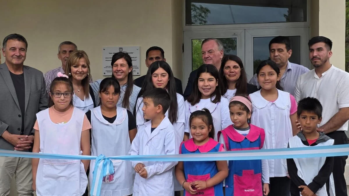 Inauguración de nueva aula en la Escuela Joaquín V. González de Moisés Ville con presencia del senador Felipe Michlig