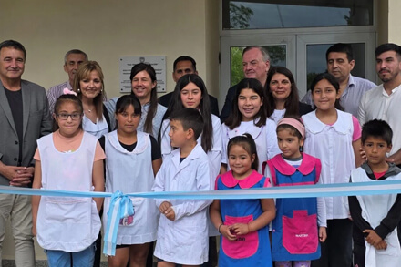 Inauguración de nueva aula en la Escuela Joaquín V. González de Moisés Ville con presencia del senador Felipe Michlig