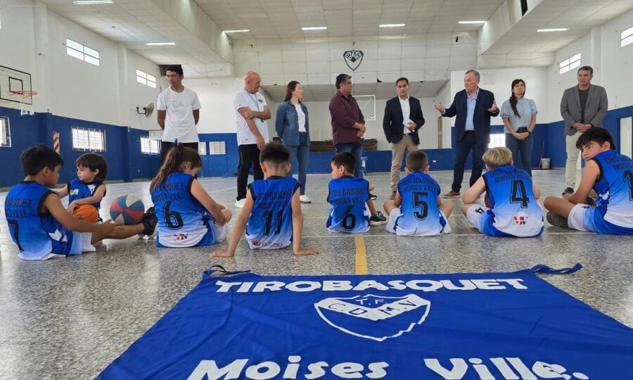 Senador Felipe Michlig recorriendo las instalaciones del Club Tiro Federal de Moisés Ville durante entrega de aportes