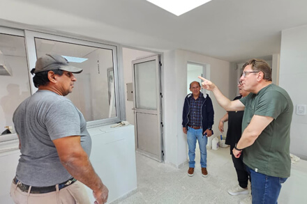 Senador Rodrigo Borla recorriendo las obras del SAMCo de Gobernador Crespo
