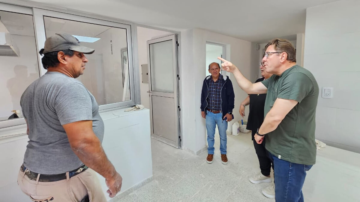 Senador Rodrigo Borla recorriendo las obras del SAMCo de Gobernador Crespo