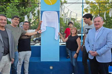 Senador Felipe Michlig, junto al diputado Marcelo González y representantes de la institucións descubren placa en la inauguración de canchas de pádel con césped sintético en Racing LTC San Cristóbal