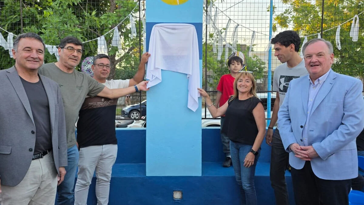 Senador Felipe Michlig, junto al diputado Marcelo González y representantes de la institucións descubren placa en la inauguración de canchas de pádel con césped sintético en Racing LTC San Cristóbal