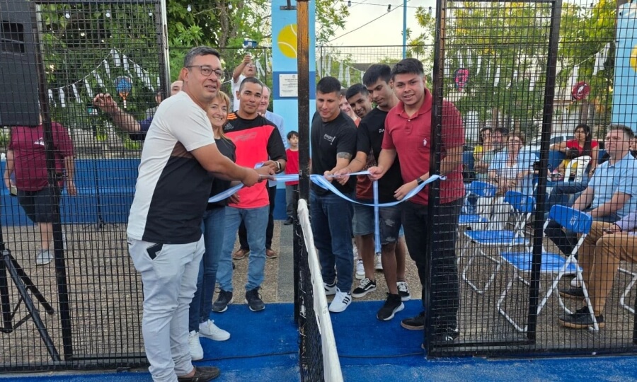 Corte de cintas en la inauguración de las canchas de padel con piso de césped sintético