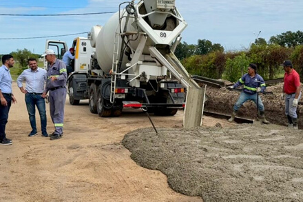 Intendente Gonzalo Braidot recorriendo obras de pavimentación en Calle 103, Barrio América, Avellaneda