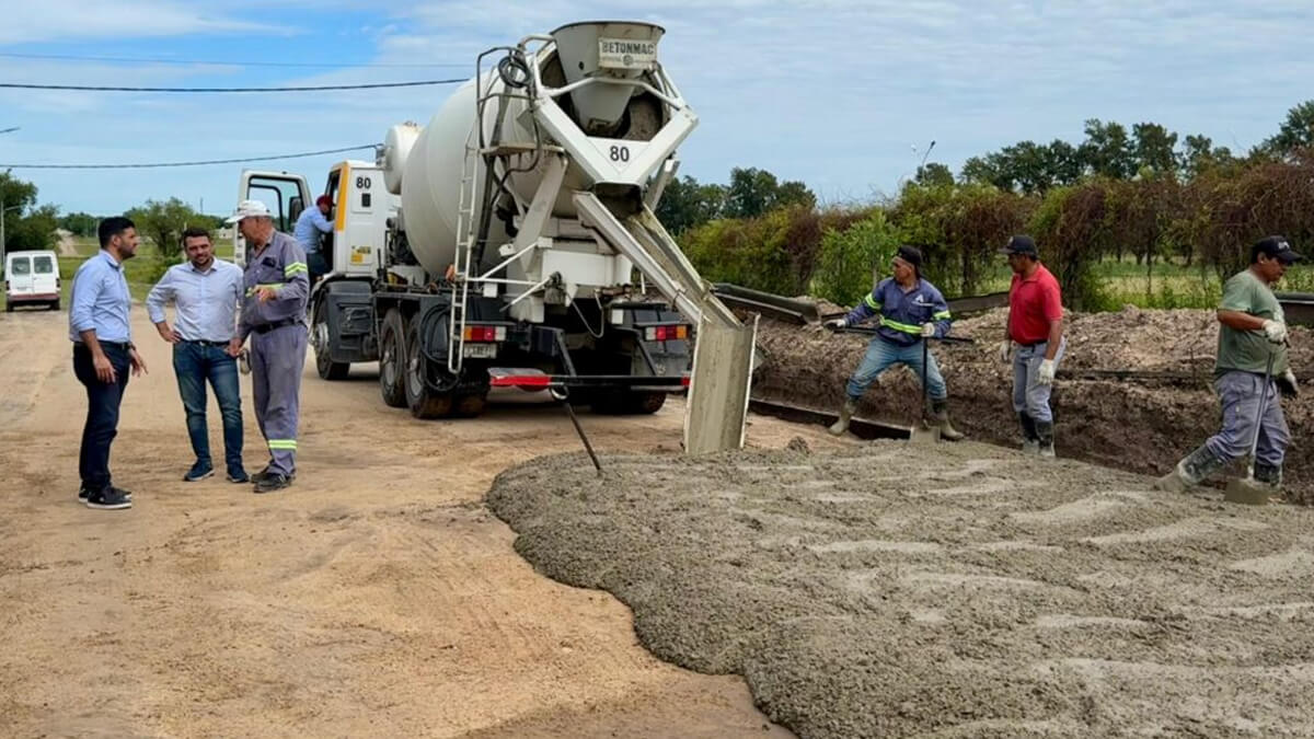 Intendente Gonzalo Braidot recorriendo obras de pavimentación en Calle 103, Barrio América, Avellaneda