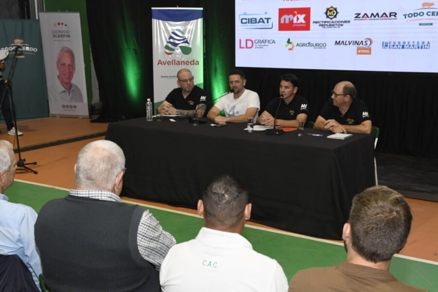 El intendente Gonzalo Braidot junto a la comisión organizadora en la presentación oficial del Festival de Nuestro Canto 2026 en Moussy