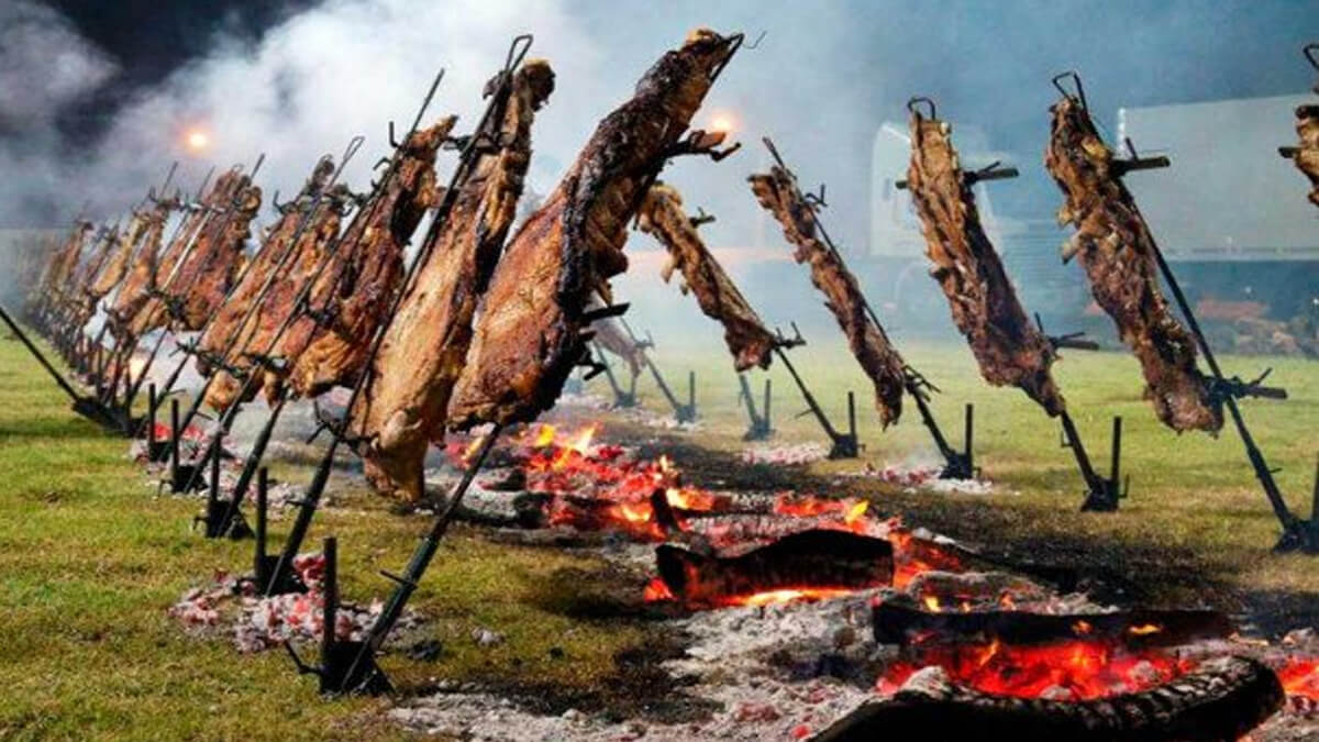 Foto ilustrativa de asado a la estaca durante la Fiesta de la Tradición