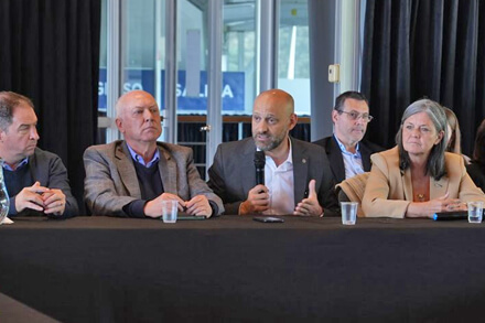 Ministro Gustavo Puccini en la Mesa de Cadena Productiva Naval y Logística destacando avances en la Hidrovía y el puerto de Timbúes, Santa Fe