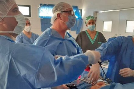 doctores realizando una operación en quirófano del Hospital Dr. Guillermo Rawson en 2025