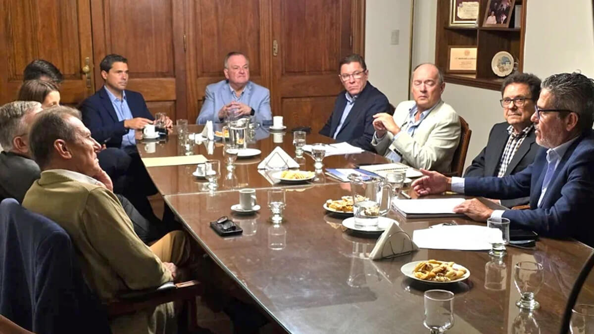 Reunión encabezada por Felipe Michlig con representantes de CABASE y ASTC para mejorar la conectividad en Santa Fe