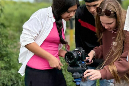 Jóvenes de Villa Ocampo filmando cortometrajes en el programa cultural Cortos 72 Horas, experiencia audiovisual creativa y colaborativa.