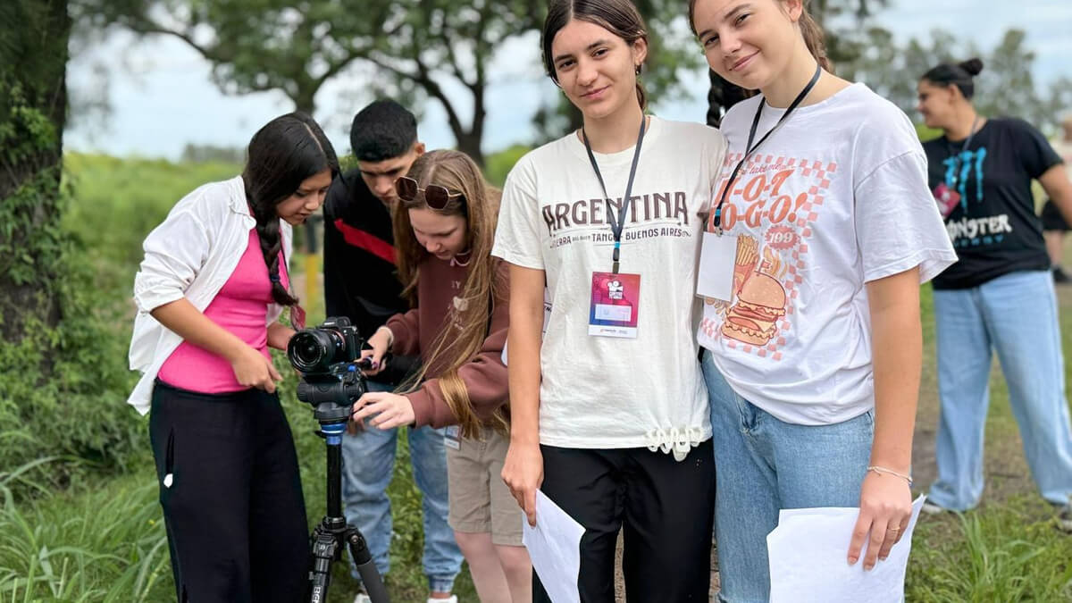 Jóvenes de Villa Ocampo filmando cortometrajes en el programa cultural Cortos 72 Horas, experiencia audiovisual creativa y colaborativa.