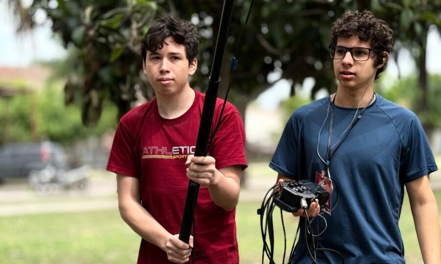 Participantes de Cortos 72 Horas en Villa Ocampo trabajando con equipamiento audiovisual