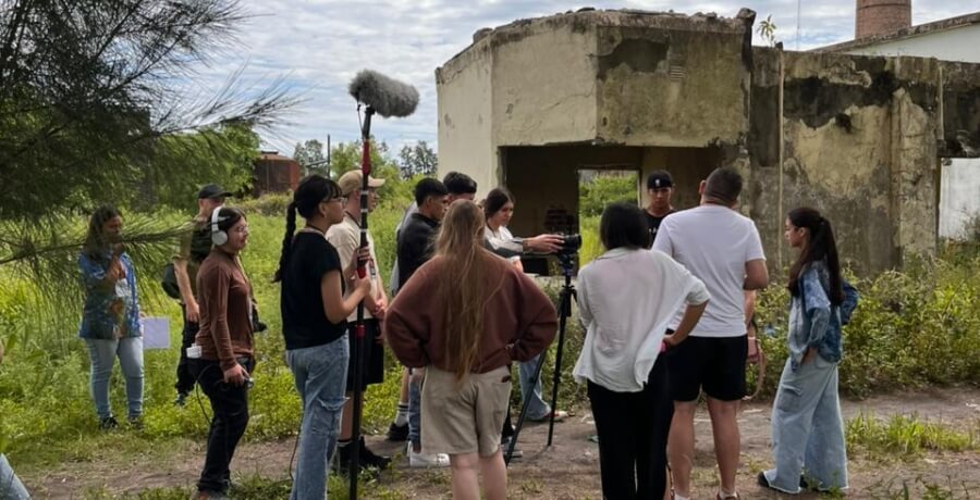 Jóvenes ocampenses filmando uno de los cortos cinematográficos en la zona de la chimenea de San Vicente