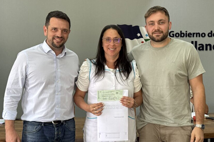 Intendente Gonzalo Braidot y Esteban Zanel entregando aporte del FAE a directivo escolar en Avellaneda