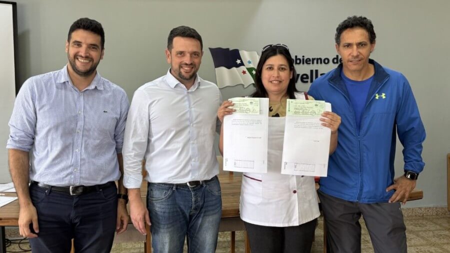 El intendente Gonzalo Braidot haciendo entrega de aportes FAE 