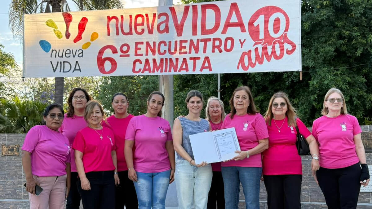 Diputada Charo Mancini entrega la Declaración de Interés Provincial a los organizadores de la Caminata Rosa en Las Toscas, Asociación Nueva Vida, cáncer de mama.