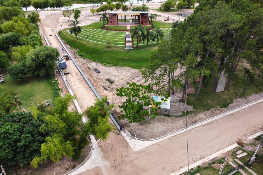 Cordón cuneta finalizado conecta calle 3 de Junio con el futuro paseo costanero en Romang, mejorando la conectividad barrial