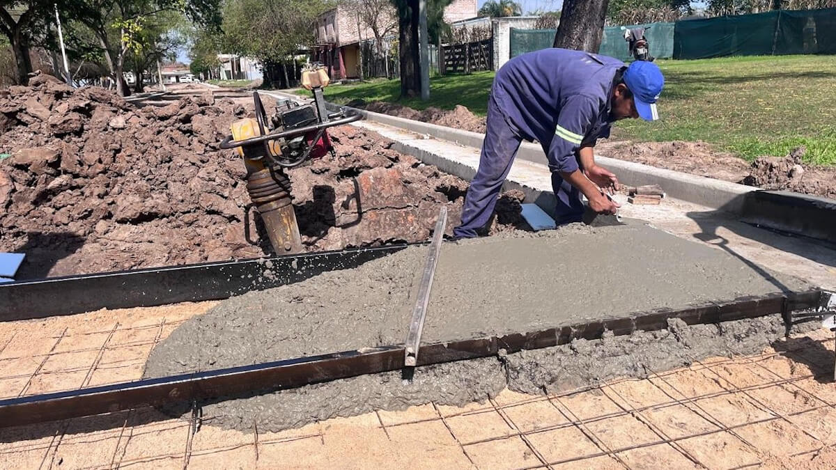 Operarios municipales construyen cordón cuneta en calle Brigadier López, Romang, obra de infraestructura urbana con contribución de vecinos