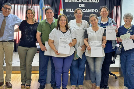 Autoridades municipales junto a directivos escolares durante la entrega del Fondo de Asistencia Educativa FAE 2025 en Villa Ocampo