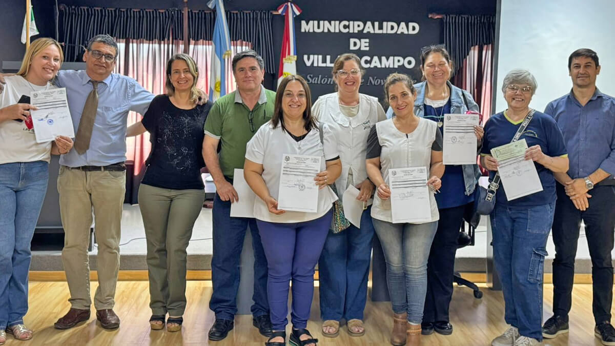 Autoridades municipales junto a directivos escolares durante la entrega del Fondo de Asistencia Educativa FAE 2025 en Villa Ocampo