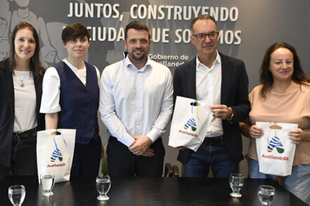 Intendente Gonzalo Braidot junto a representantes de la agencia italiana MAW S.p.A. en el Municipio de Avellaneda fortaleciendo la cooperación laboral internacional