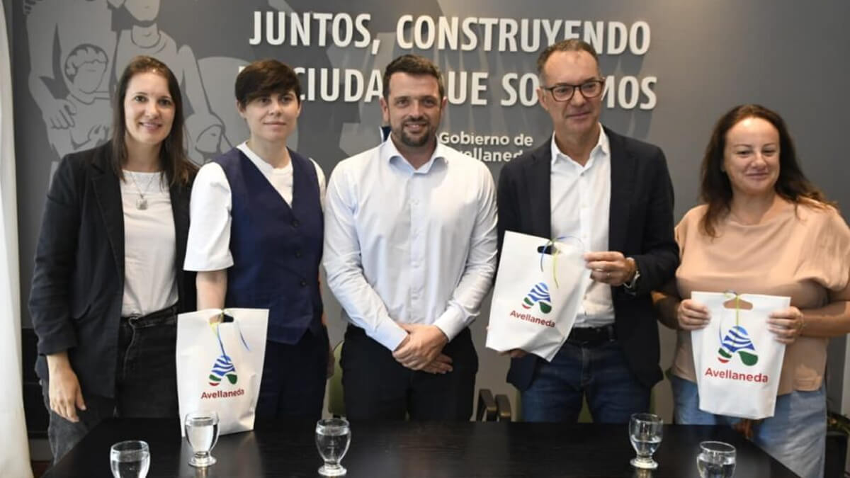 Intendente Gonzalo Braidot junto a representantes de la agencia italiana MAW S.p.A. en el Municipio de Avellaneda fortaleciendo la cooperación laboral internacional