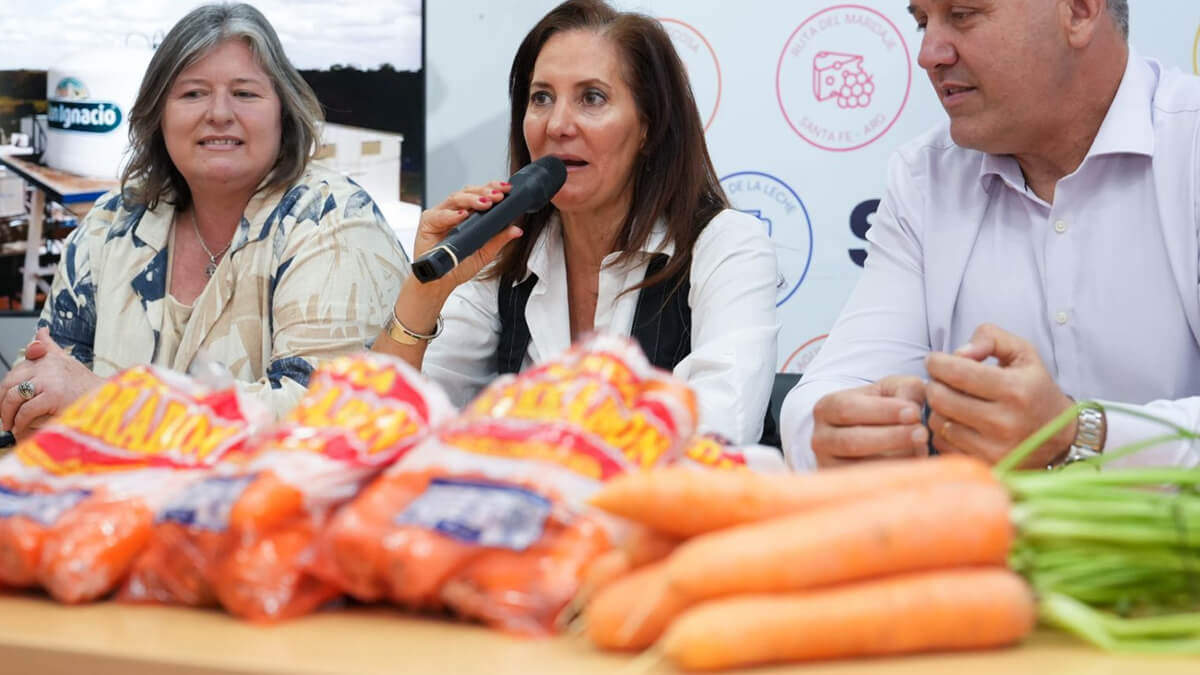 La secretaria Marcela Aeberhard presenta la 28ª Fiesta Provincial de la Zanahoria en Santa Fe