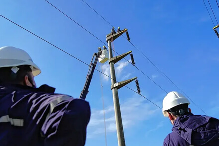 Operarios de la EPE trabajando en línea de 33 kV en Zona Industrial de Suardi – obra energética Fondo de Energía Rural (foto archivo)