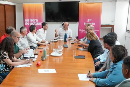 Autoridades provinciales, frigoríficos y pescadores dialogan sobre pesca sostenible y preservación del río Paraná.