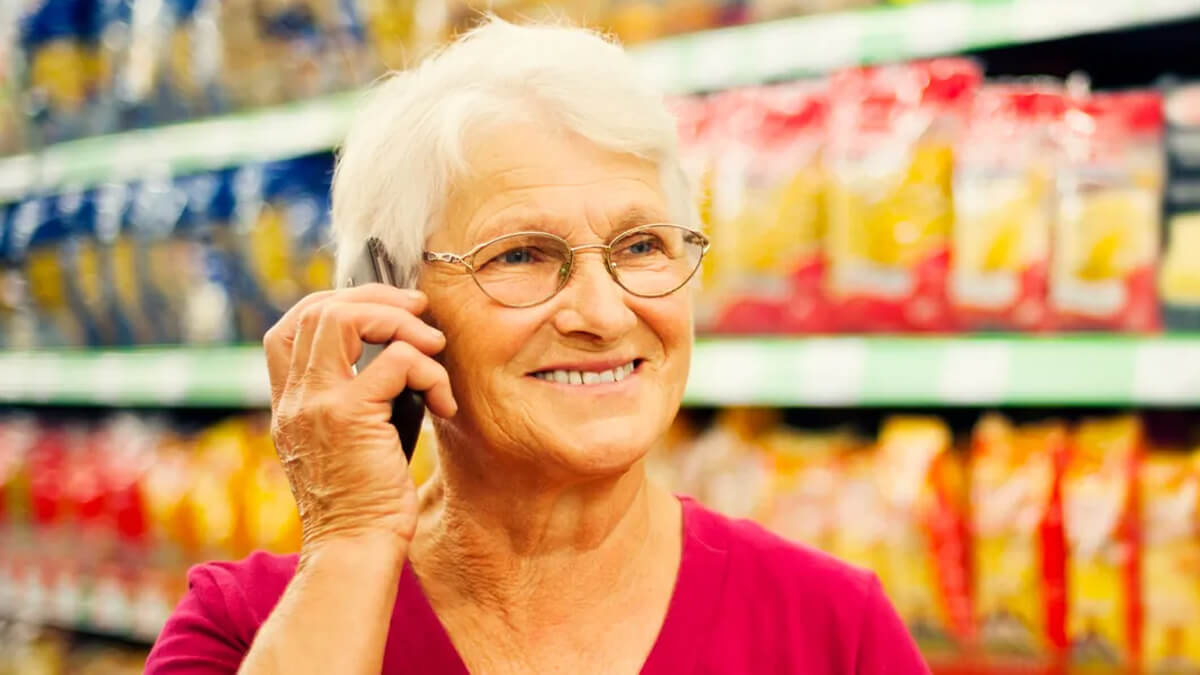 Jubilada contenta haciendo compras en supermercado SuperCoop Romang con descuento del 10%