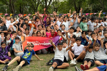Niños que participaron del mini vóley en la Plaza 9 de Julio de Avellaneda durante la jornada Santa Fe en Movimiento