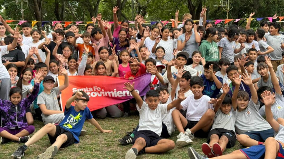 Niños que participaron del mini vóley en la Plaza 9 de Julio de Avellaneda durante la jornada Santa Fe en Movimiento